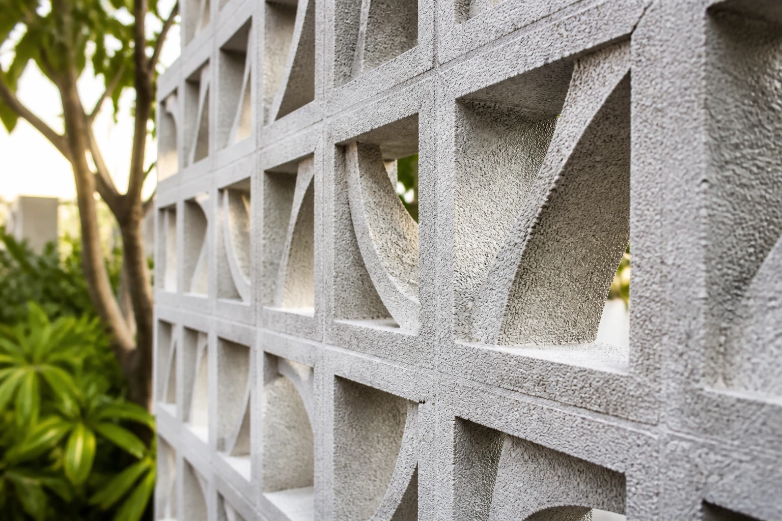 Mur en parpaing décoratif à parement matricé dans un jardin, rendu béton apparent naturel