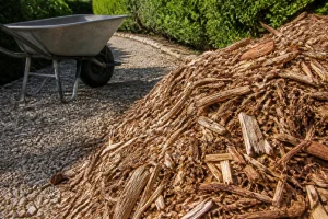 Tas de copeaux de bois gratuit prêt à être utilisé en paillage dans un jardin