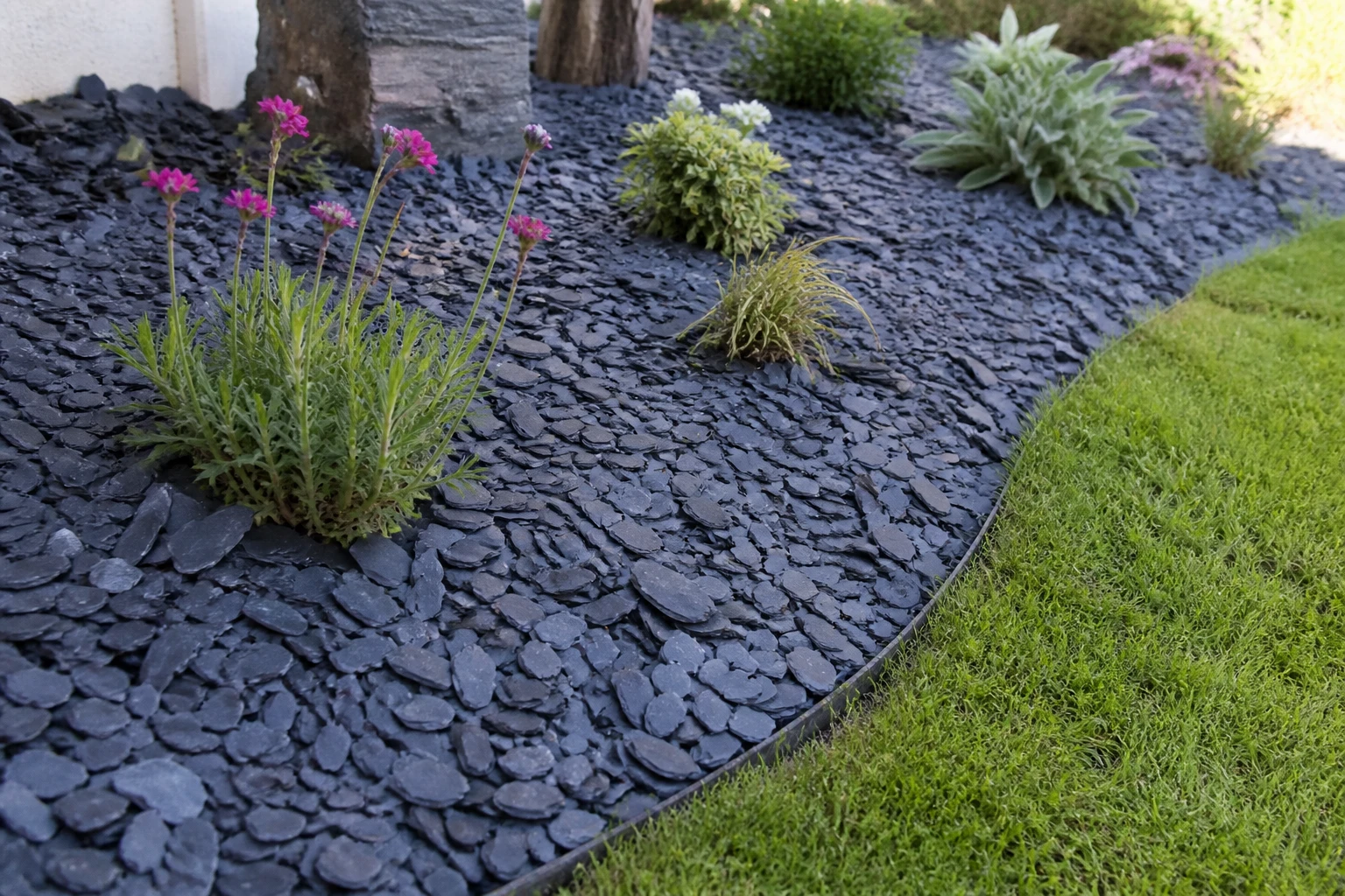 Paillage d’ardoise : les inconvénients à connaître avant de l’installer